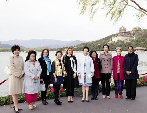 Peng Liyuan hosts Summer Palace tour for APEC leaders