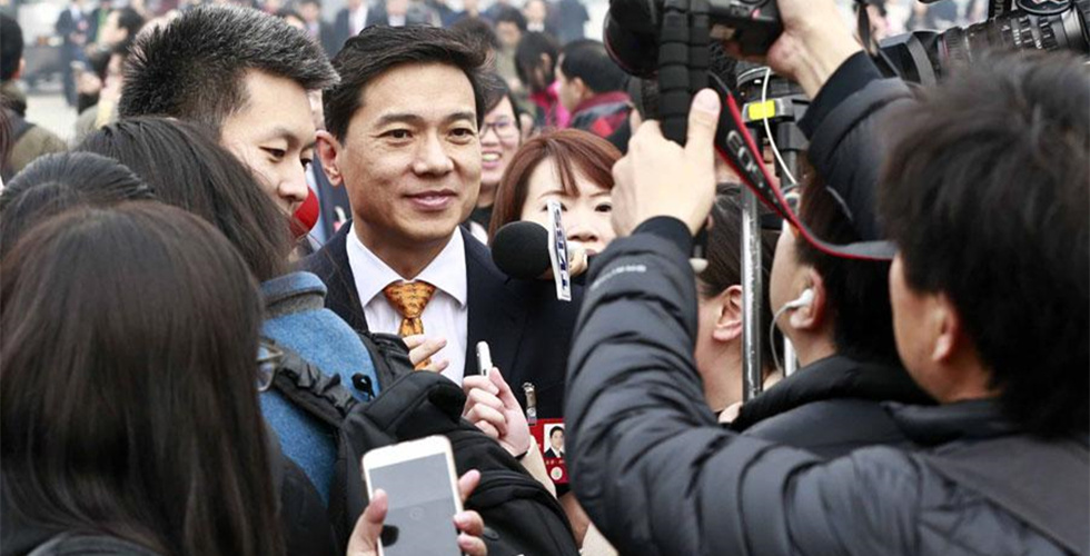 CPPCC members mobbed by media at opening session