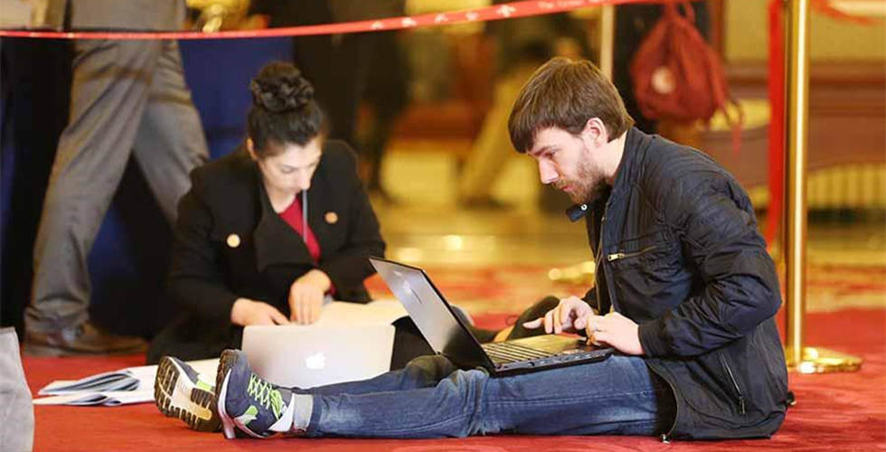 Reporters read work report at the opening meeting of NPC session