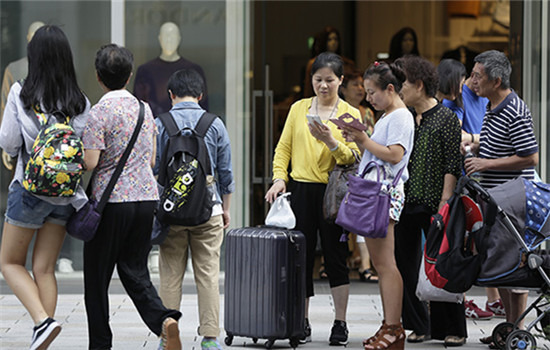 Chinese tourists visit Tokyo's Ginza district for shopping in August. Japan is the second-most popular overseas destination. (Photo provided to China Daily) Chinese tourists visit Tokyo's Ginza district for shopping in August. Japan is the second-most popular overseas destination. (Photo provided to China Daily)