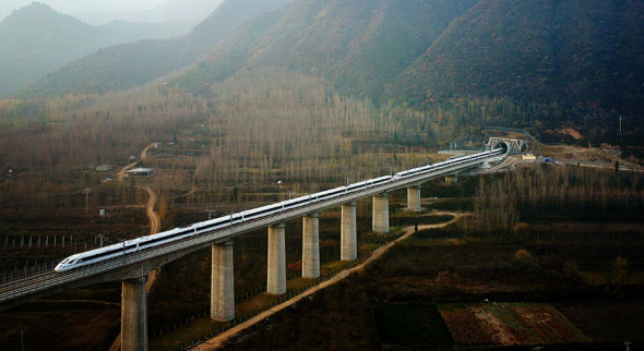 A bullet train emerges from a tunnel in the Qinling Mountains on Wednesday. (LIU XIAO/XINHUA) A bullet train emerges from a tunnel in the Qinling Mountains on Wednesday. (LIU XIAO/XINHUA)