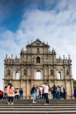 Visitors pose for pictures in front of the Ruins of St. Paul's, one of the major attractions in Macao. (Photo provided to China Daily) Visitors pose for pictures in front of the Ruins of St. Paul's, one of the major attractions in Macao. (Photo provided to China Daily)