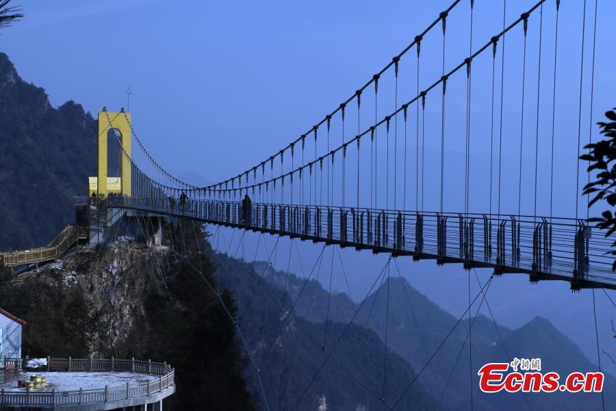 186-meter-high glass bridge opens in Sichuan