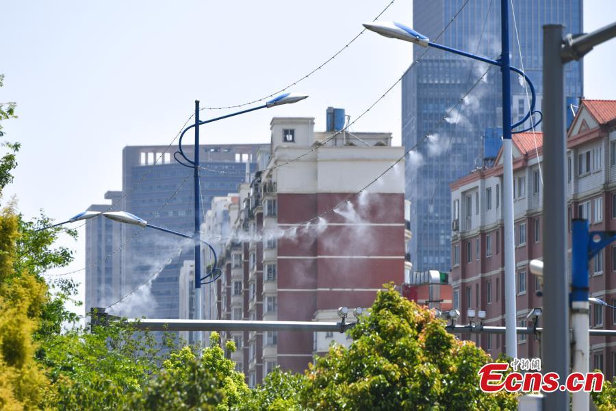 Water pipe hung on street lights to reduce air dust