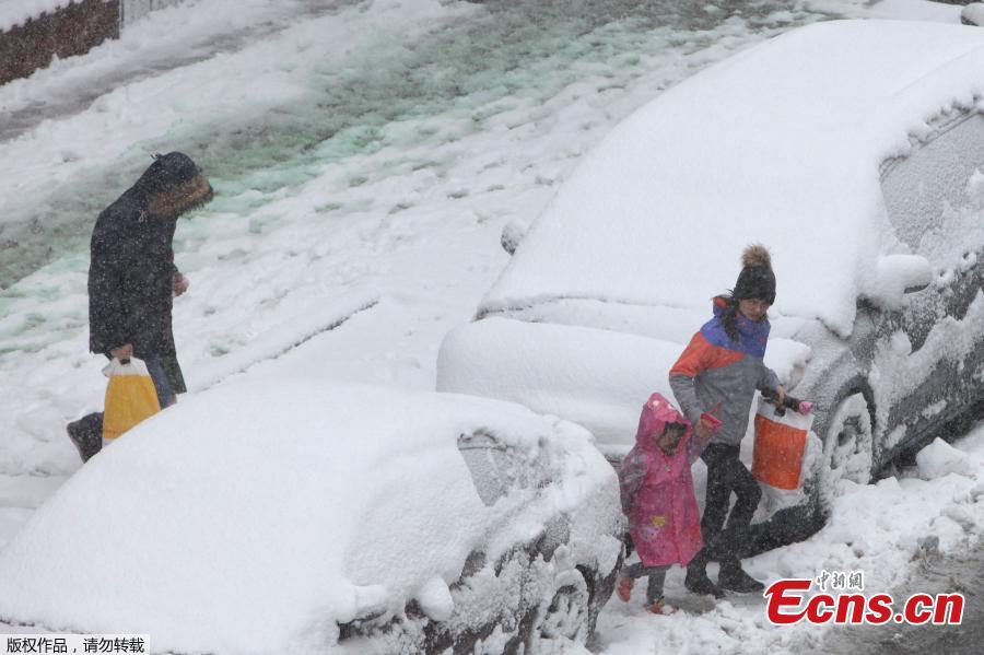 Early spring snow hits New York City