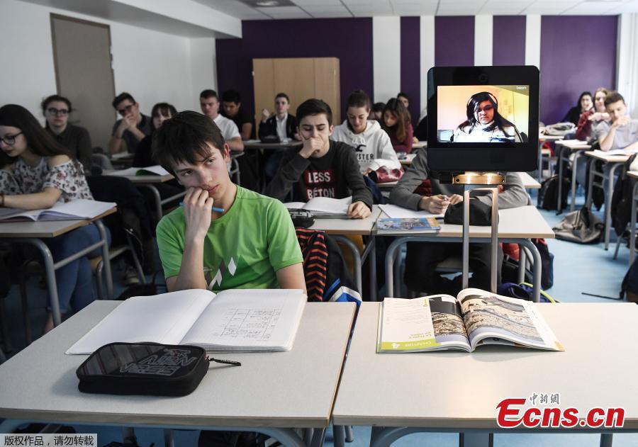 With a robot, sick girl teleports herself to classroom