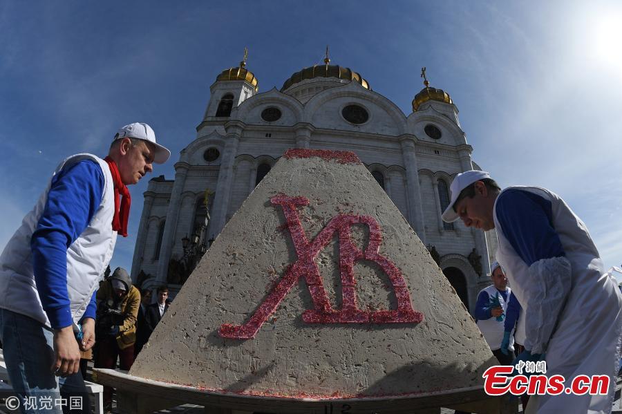 Russian Easter cake, 1,141 kilograms, sets Guinness record