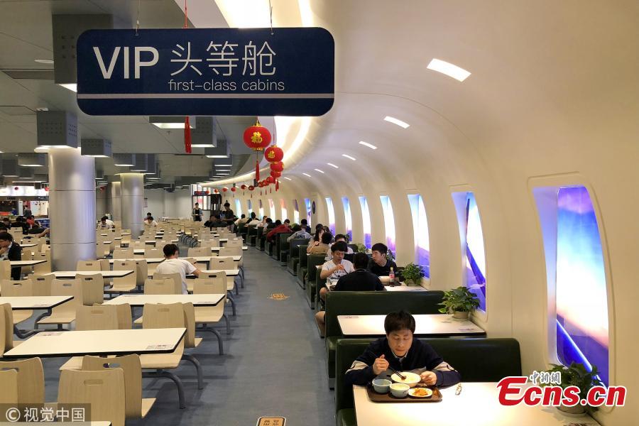 Students dine like plane passengers at Nanjing university