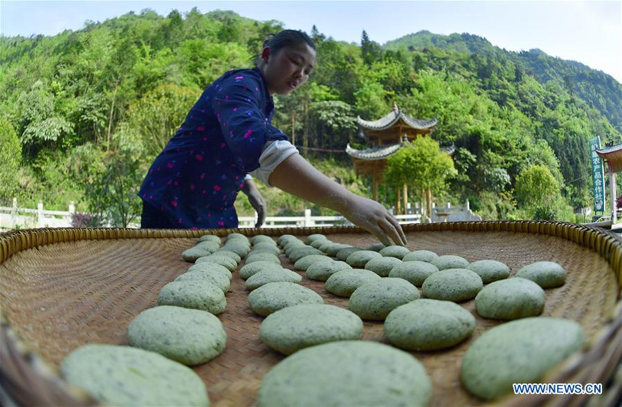 Local people make steamed Baba in Hubei