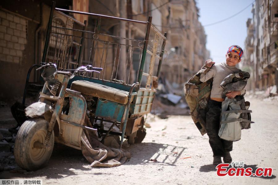 Syrians caught in the shadow of war 