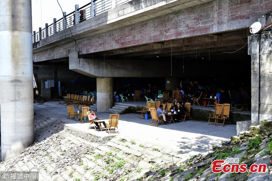 Tea house under bridge popular in summer 