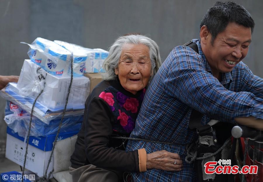 Courier brings 92-year-old mother with Alzheimer's for motorcycle rides