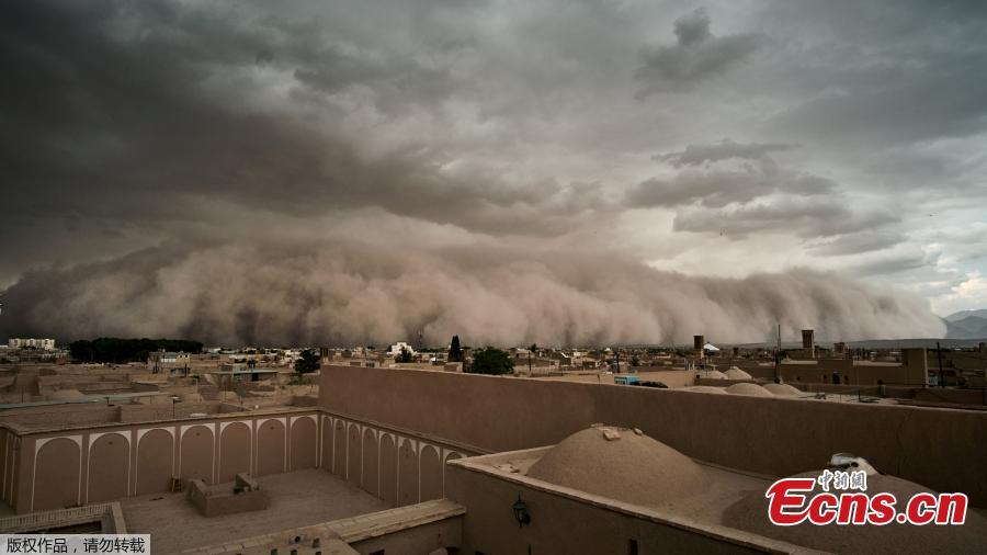 Strong sandstorm sweeps across Iran city