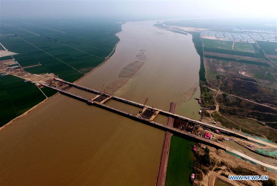 Zhengzhou Yellow River bridge under construction