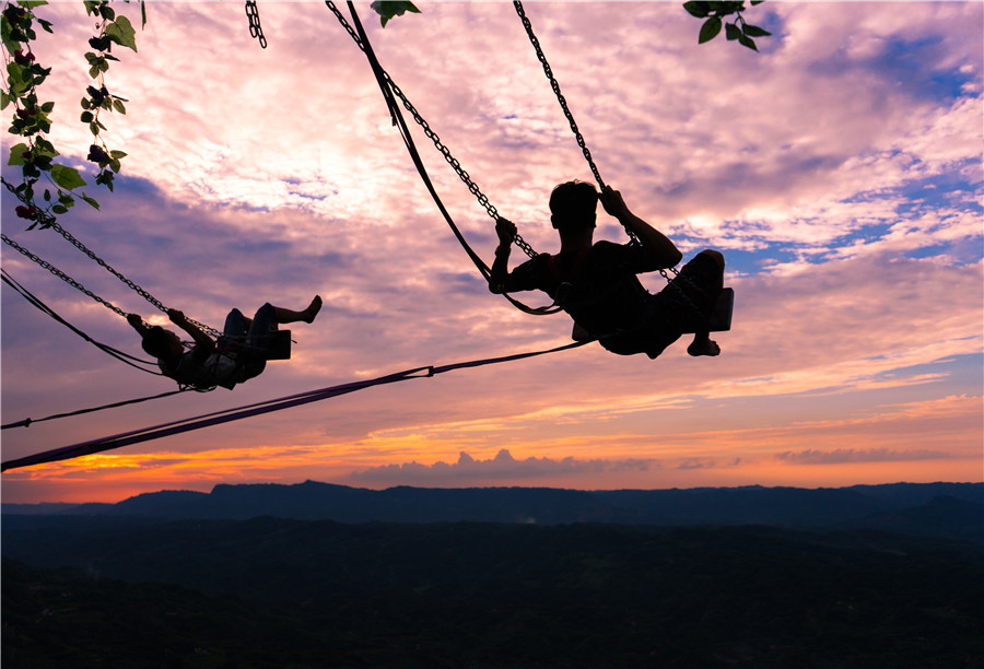 Cliff swing lets Wang Yun Mountain tourists test their mettle