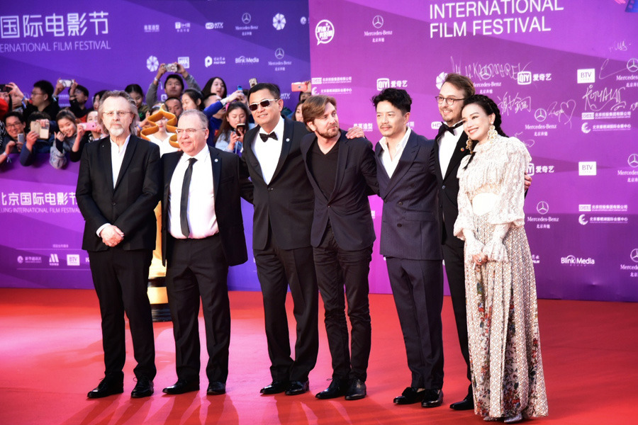 Stars dazzle 2018 Beijing Film Festival closing ceremony