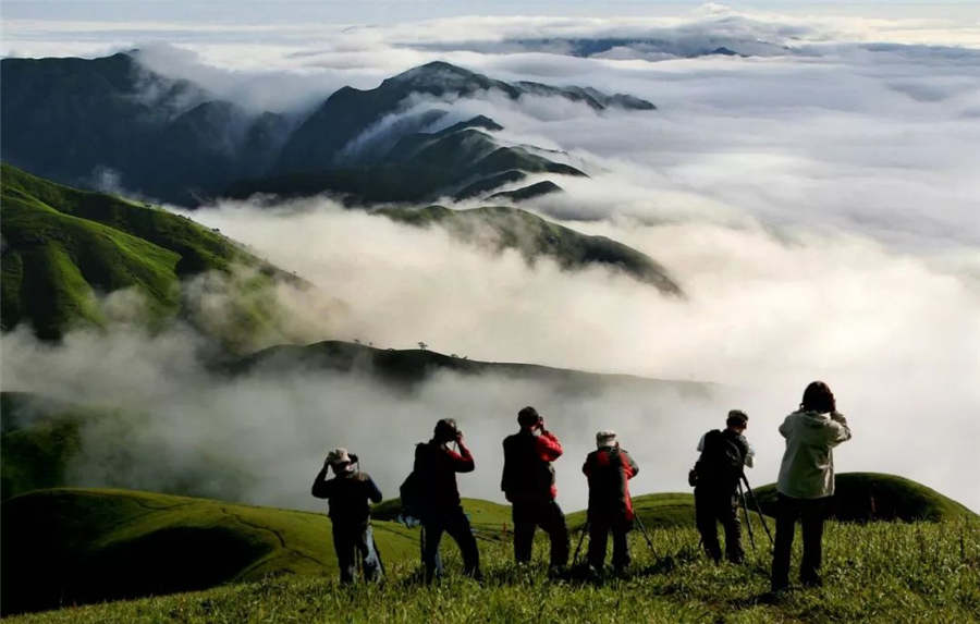 Sea of clouds covers Wugong Mountain in Jiangxi