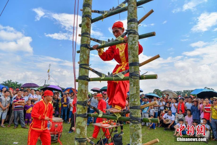 Barefooted blade climbers on hand to kick off ancient Chinese festival