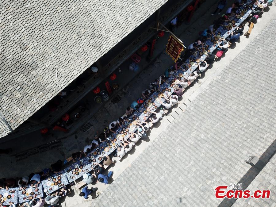 Long-table banquet at tourism festival