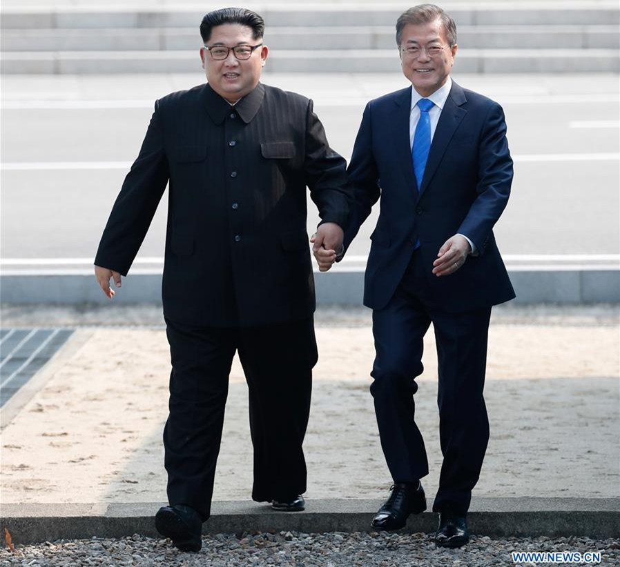 S Korean president arrives in Panmunjom for inter-Korean summit(1/7)
