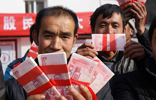 Low income families receive cash bonuses from their chicken farm cooperative on Jan 29. (Photo/xinhuanet.com) Low income families receive cash bonuses from their chicken farm cooperative on Jan 29. (Photo/xinhuanet.com)