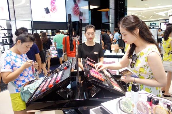 Tourists select cosmetics at Sanya Haitang Bay International Shopping Mall. (Photo by Huang Yiming / China Daily) Tourists select cosmetics at Sanya Haitang Bay International Shopping Mall. (Photo by Huang Yiming / China Daily)