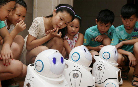 Students watch intelligent robots. (Photo / Provided to China Daily) Students watch intelligent robots. (Photo / Provided to China Daily)