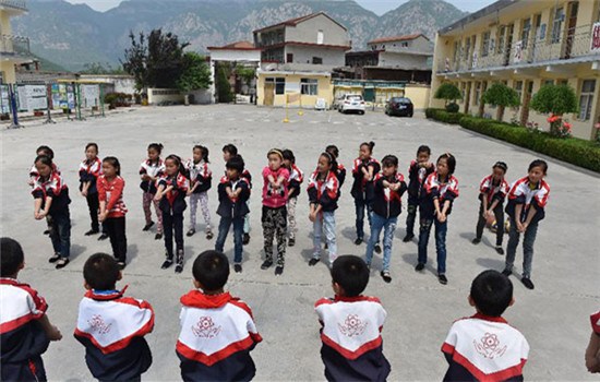 Boarders have a PE class at the primary school of Shicheng Township of Pingshun County, north China's Shanxi province, May 26, 2015. The children in the school are mostly left behind children whose parents work outside of their hometown. (Photo/Xinhua) Boarders have a PE class at the primary school of Shicheng Township of Pingshun County, north China's Shanxi province, May 26, 2015. The children in the school are mostly left behind children whose parents work outside of their hometown. (Photo/Xinhua)