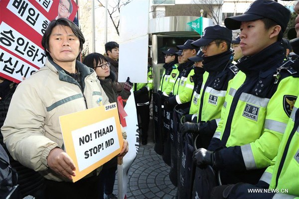 People protest against the deployment of an advanced US missile defense system in front of the Lotte Headquarters in Seoul, South Korea, Feb 27, 2017. (Photo/Xinhua) People protest against the deployment of an advanced US missile defense system in front of the Lotte Headquarters in Seoul, South Korea, Feb 27, 2017. (Photo/Xinhua)
